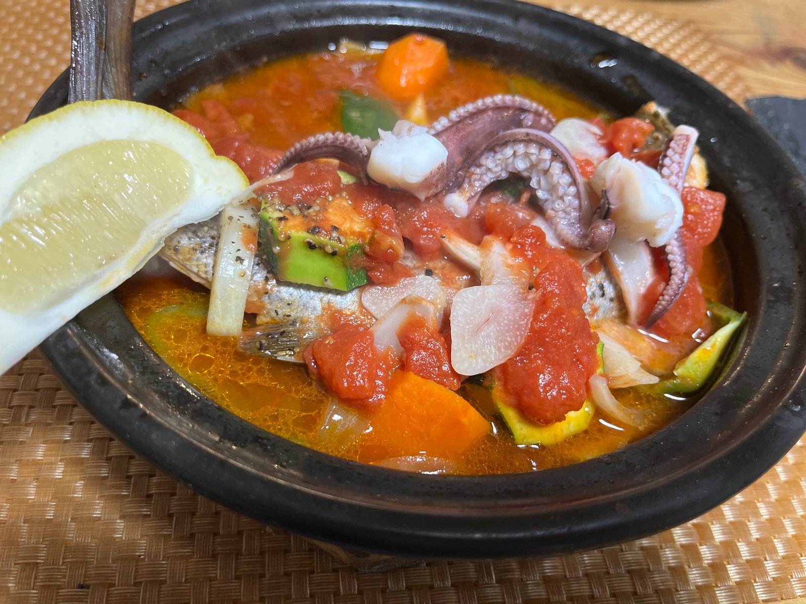 魚介と野菜を煮込んだ地魚のアクアパッツァ