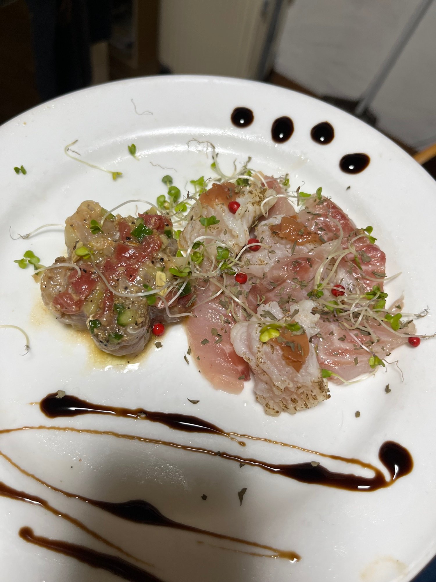 地魚を盛り付けたカルパッチョの一例